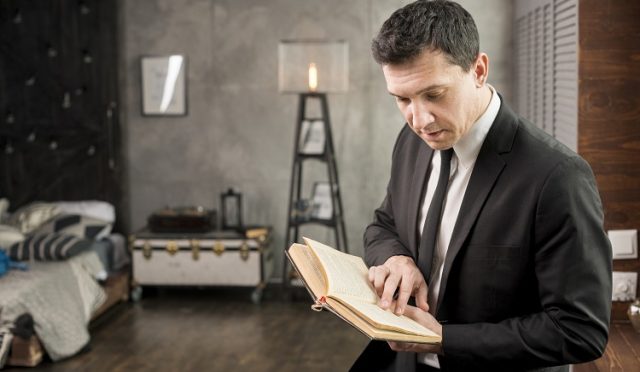 genç-işadamı-ile-kitap-rahatlatıcı-ev