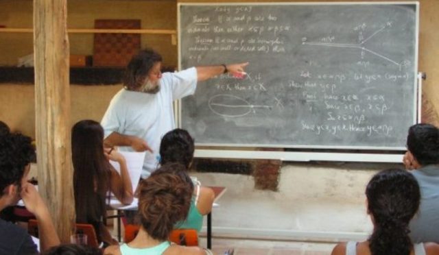 Matematik_Köyü_Ali_Nesin_Ders_Anlatırken_2007-940x470