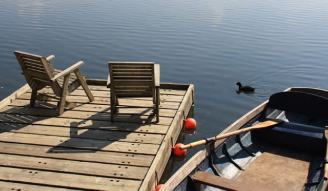 secluded-holiday-by-lake-940x470